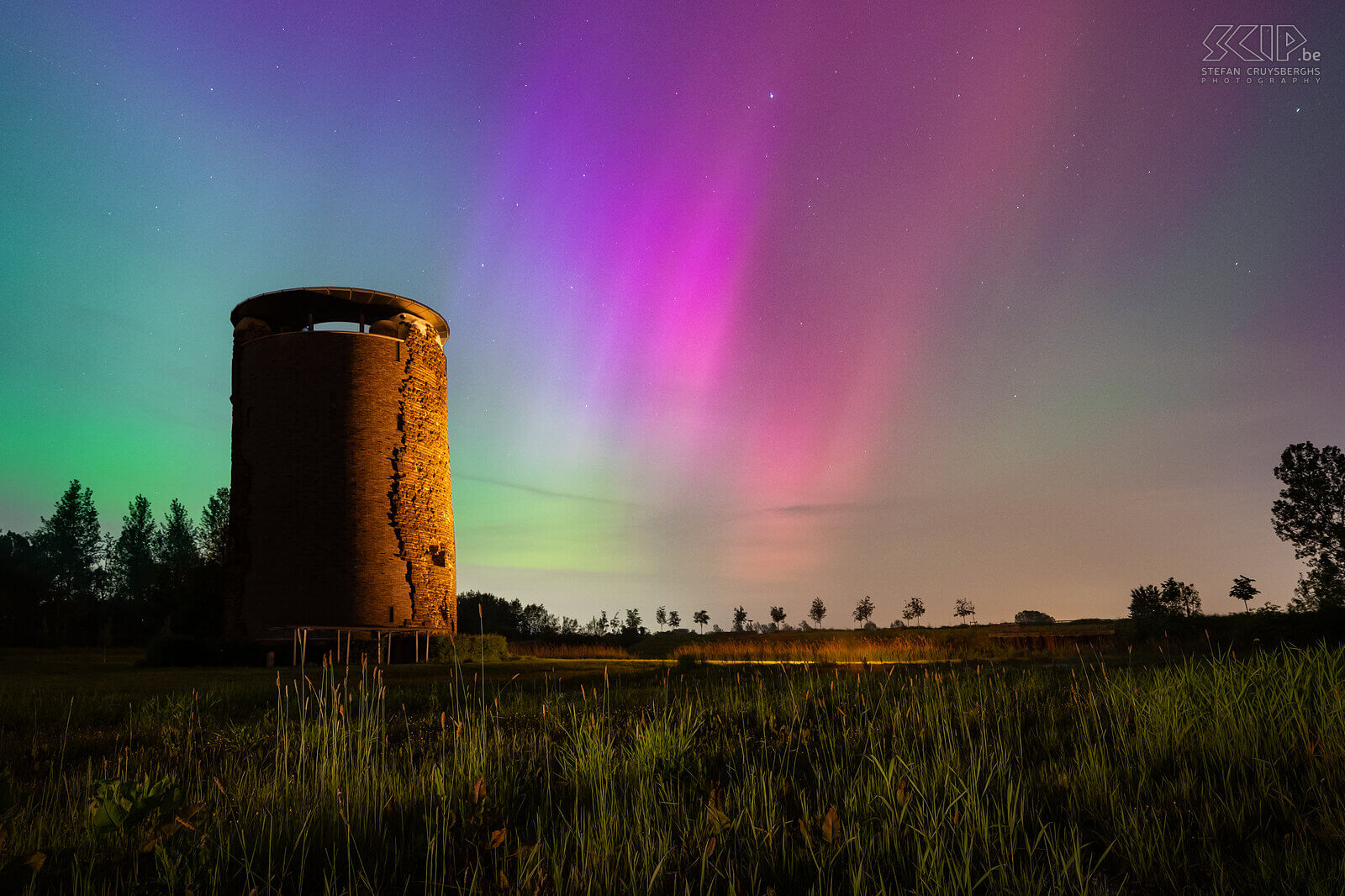 Zichem - Maiden's Tower - Northern lights A historic geomagnetic storm resulted in a magical night with a stunning aurora borealis that was even very visible in our country Belgium. I visited my favorite spot at the Maiden’s Tower in my hometown of Scherpenheuvel-Zichem. With two camera I was able to take a lot of photos and make a time-lapse of the stunning northern lights. Stefan Cruysberghs